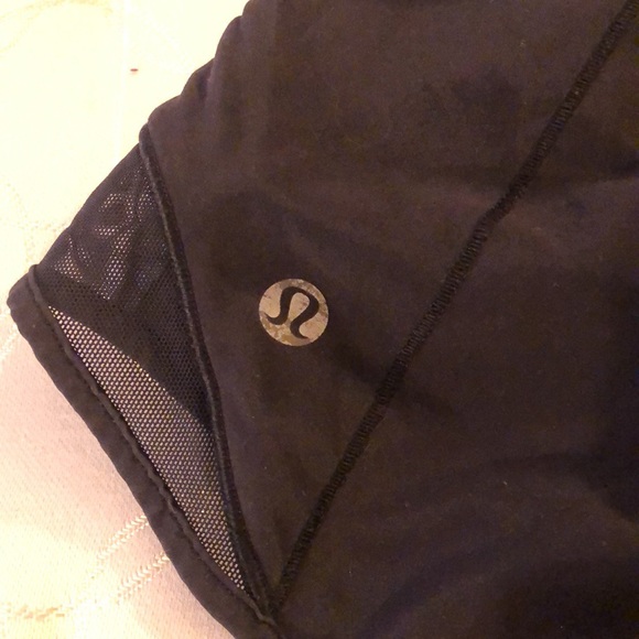 Lululemon Hotty hot mid\low rise 2.5 inseam shorts - Picture 6 of 6